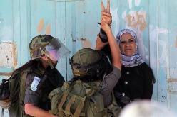 أم فلسطينية اعتقل الصهاينة إثنين من أبنائها تفجر الفايسبوك بلقطات مصورة