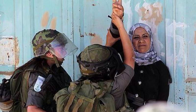 أم فلسطينية اعتقل الصهاينة إثنين من أبنائها تفجر الفايسبوك بلقطات مصورة