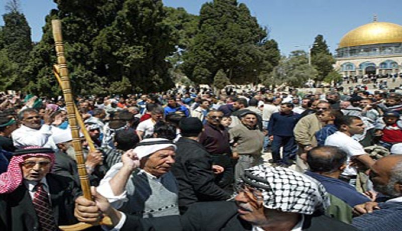 آلاف الفلسطينيين يتأهبون للتصدي لأية محاولة لاقتحام المسجد الأقصى