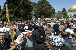 آلاف الفلسطينيين يتأهبون للتصدي لأية محاولة لاقتحام المسجد الأقصى