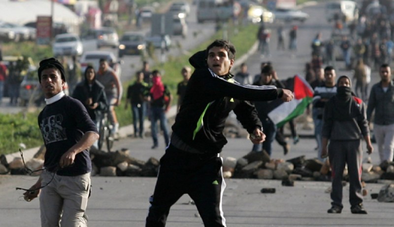 اصابة فلسطيني بنيران الجيش الاسرائيلي وسط قطاع غزة