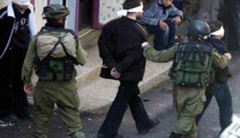 قوات الاحتلال الإسرائيلي تعتقل خمسة فلسطينيين من محافظات الضفة الغربية