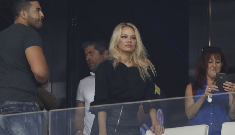 الإتحاد الفرنسي يستدعي صديقة لاعب عربي الأصل !