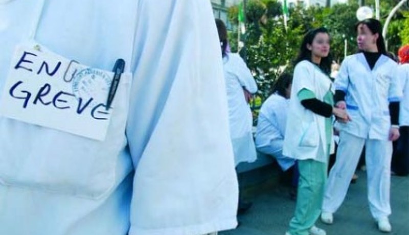 النقابة الجزائرية للسلك شبه الطبي تنظم وقفة احتجاجية بمستشفى مصطفى باشا