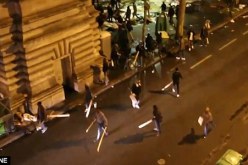 بالصور.. معركة بالخشب والحديد في مخيم للمهاجرين بمترو باريس