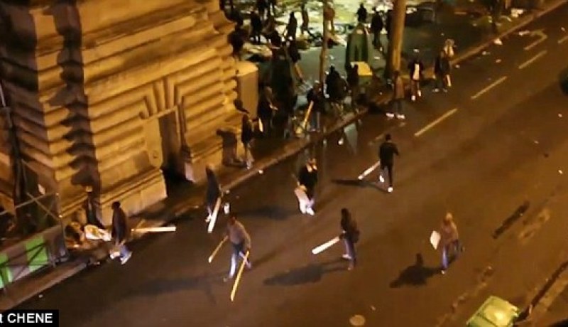 بالصور.. معركة بالخشب والحديد في مخيم للمهاجرين بمترو باريس