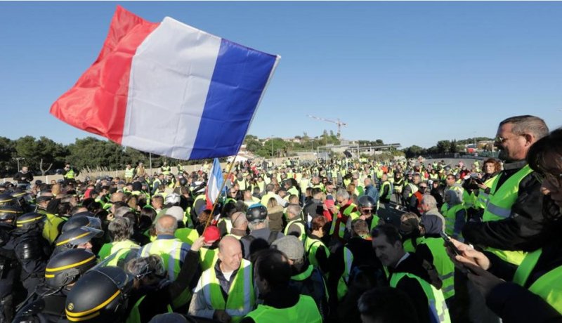 فرنسا تحقق حول استخدام حسابات إلكترونية مزيفة تؤجج حركة الإحتجاج