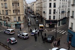 بالفيديو.. الشرطة الفرنسية تعتقل رجلا هدد مجموعة من عناصرها بسكينين في باريس