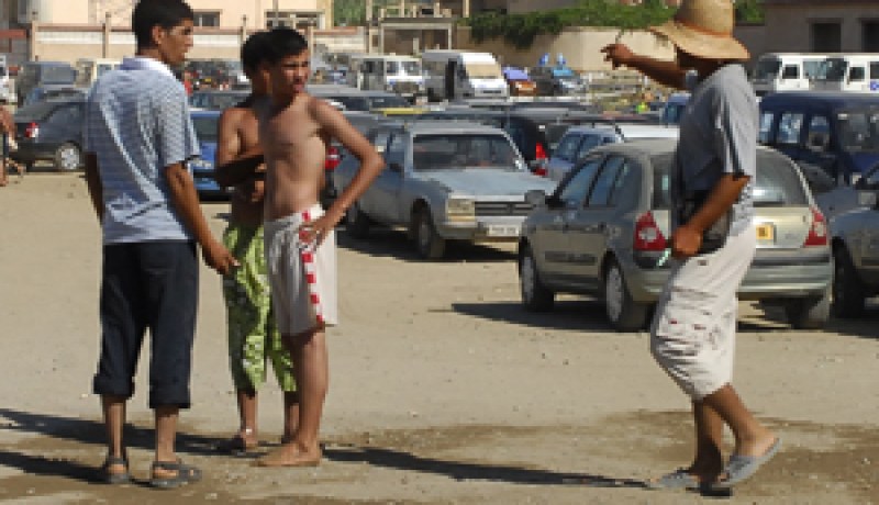 تعطل تطبيق المنشور الوزاري المنظم لمهنة حراس الحظائر رغم صدوره منذ ثلاث سنوات…إبرام صفقات مشبوهة لكراء حظائر السيارات الساحلية التي تخضع للمزاد العلني
