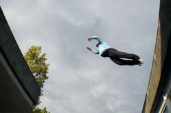 يقفز من الطابق الثالث لإنقاذ زوجته من اللصوص