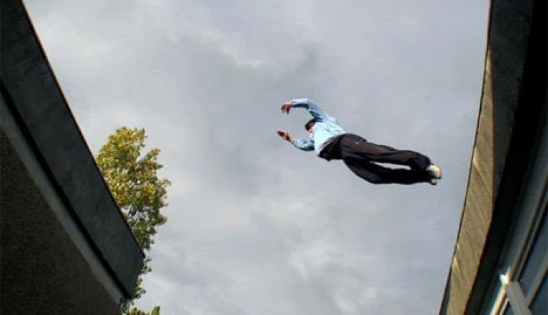 يقفز من الطابق الثالث لإنقاذ زوجته من اللصوص