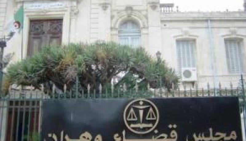 سكارى يمارسون الجنس بالتناوب على زوجة حارس مزرعة في وهران