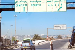 رغم أن الجسر المخصص للراجلين يتواجد فوق هذين الرجلين، إلا أنهما فضّلا المخاطرة بحياتهما والمرور وسط الطريق السيّار.