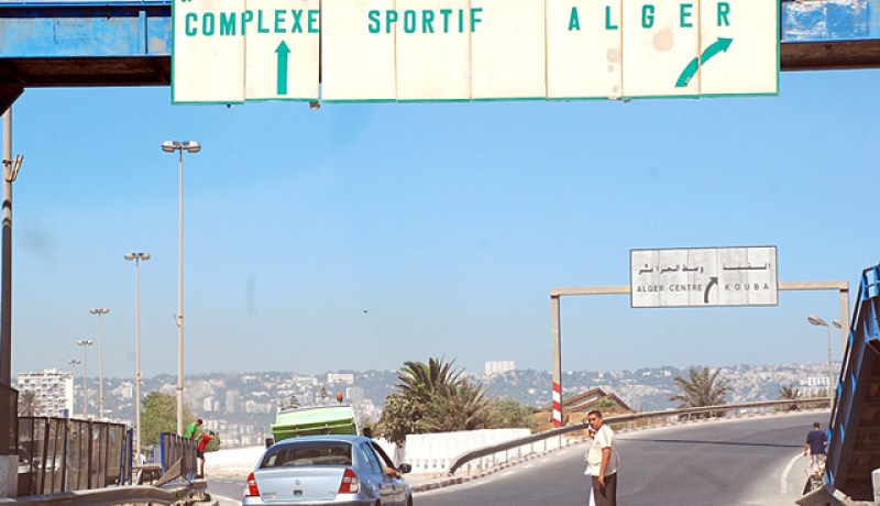 رغم أن الجسر المخصص للراجلين يتواجد فوق هذين الرجلين، إلا أنهما فضّلا المخاطرة بحياتهما والمرور وسط الطريق السيّار.