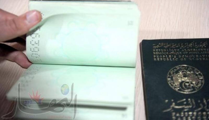 تسليم أولى جوازات السفر البيومترية لأعضاء الجالية الوطنية المقيمين ببريطانيا