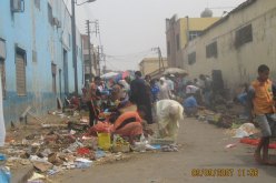 الفقر يدفع الناس الى البحث عن الأكل في بقايا الأسواق والمزابل