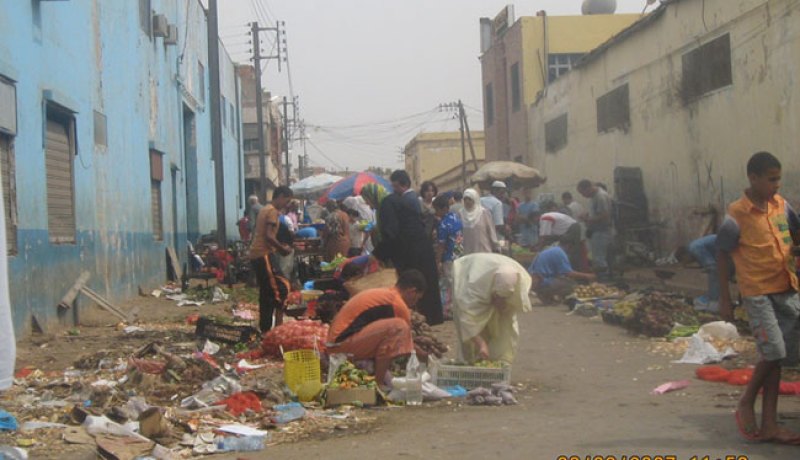 الفقر يدفع الناس الى البحث عن الأكل في بقايا الأسواق والمزابل
