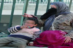 متسولة محل بحث تضرب ابنها لإجباره على البكاء واستعطاف المارة