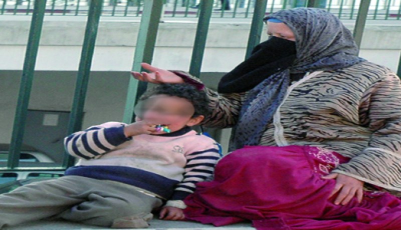 متسولة محل بحث تضرب ابنها لإجباره على البكاء واستعطاف المارة