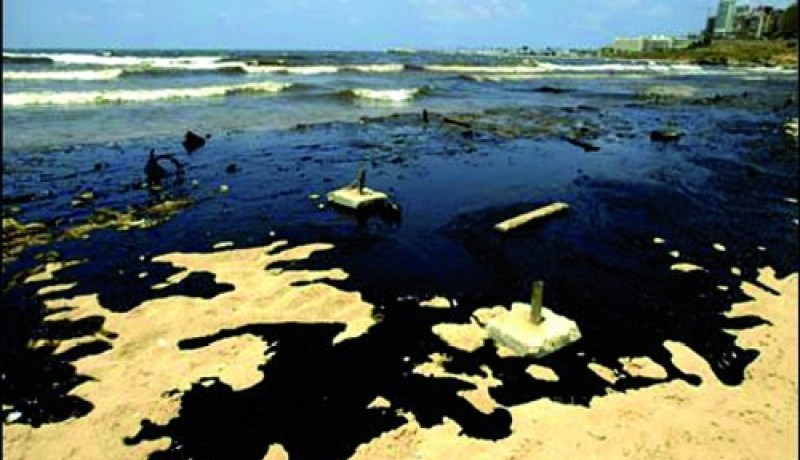 أمريكا تلجأ إلى استخدام ''جوارب ماصة'' لاحتواء البقعة النفطية في خليج المكسيك