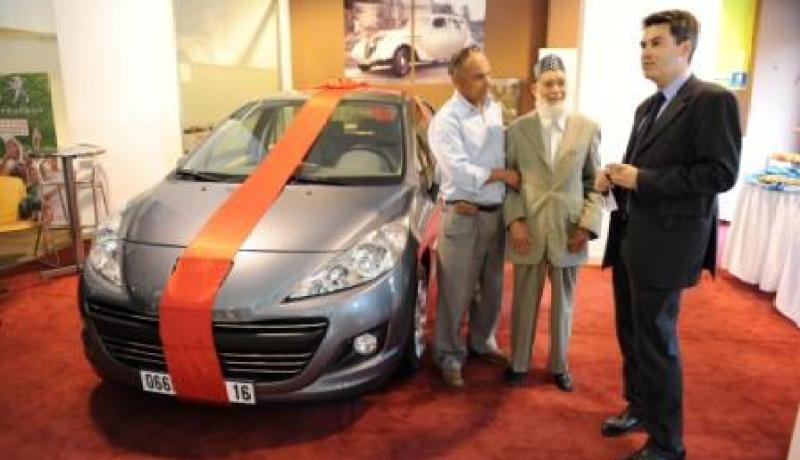 شيخ في 80  من عمره يفوز بسيارة بيجو 207