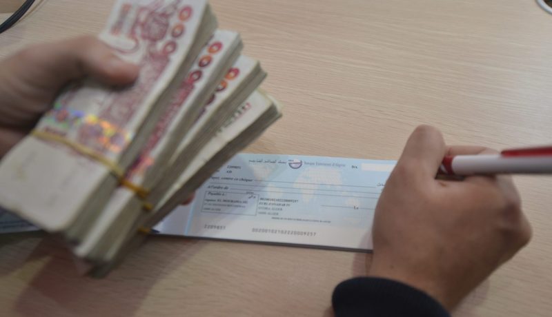 صيدلاني متّهم بتزوير صكوك زوجة شريكه على خلفية 5 ملايير سنتيم دين