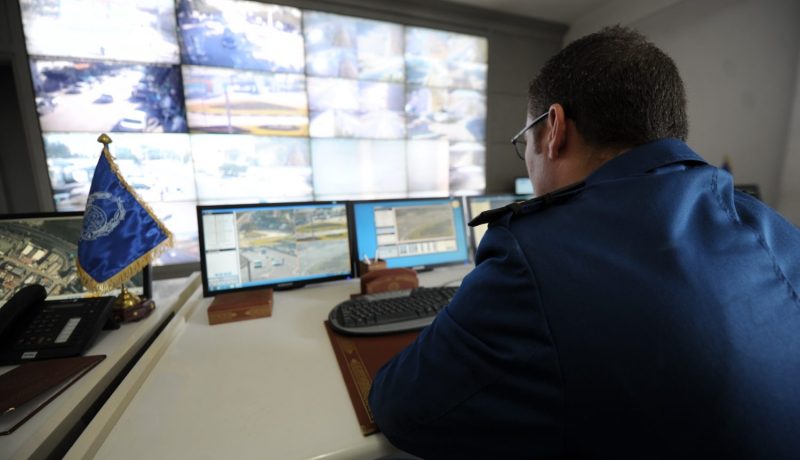 كــاميـــرا مراقبـــة تفضـــح سيـــدة ادّعـــت تعرّضهـــا للاعتـــداء مـــن طـــرف الشرطــة فـــي تيـــارت