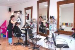 رجال بأزياء نساء يقتحمون صالون حلاقة للسيدات ويجردونهن من مجوهراتهن