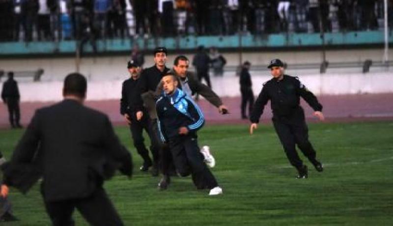 الأنصار يقتحمون الملعب و يوقفون تدريبات الخضر في عنابة