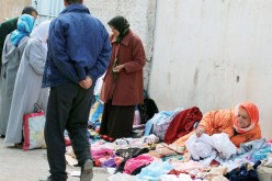 في غياب الصناعات التقليدية وتفكيك قطاع النسيج لم تجد هذه العجوز بمدينة مغنية إلا إعادة بيع الملابس القديمة والمهترئة والمستوردة في غياب أبسط شروط النظافة!!