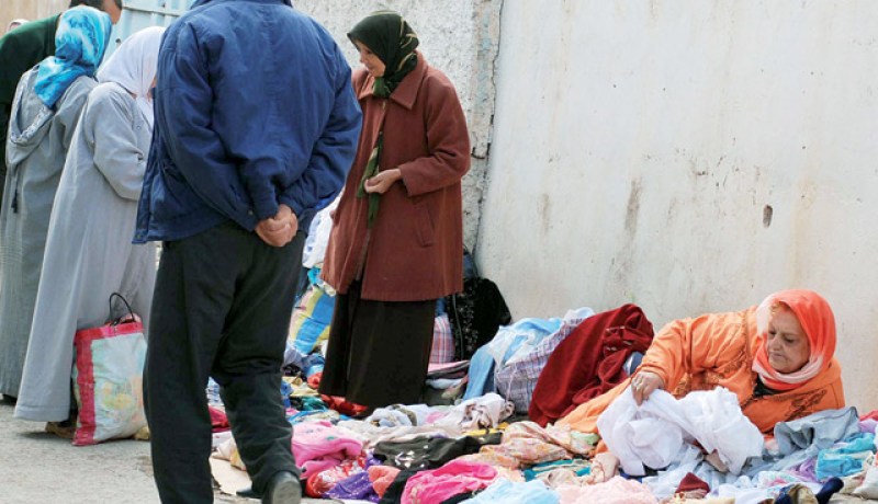 في غياب الصناعات التقليدية وتفكيك قطاع النسيج لم تجد هذه العجوز بمدينة مغنية إلا إعادة بيع الملابس القديمة والمهترئة والمستوردة في غياب أبسط شروط النظافة!!