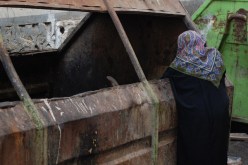 لم تجد هذه العجوز ما تسد به حاجتها إلا البحث في القمامة عن بعض ما يصلح للأكل والصورة ليست بحاجة إلى تعليق !!