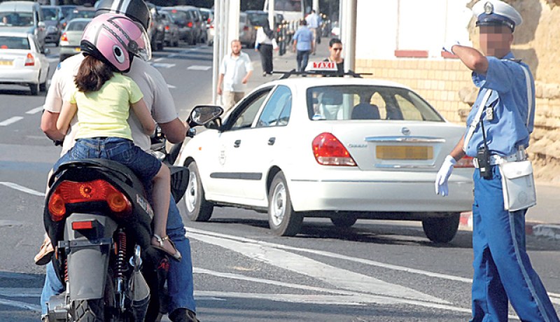 يتعمد الكثير من المواطنين المخاطرة بحياتهم و حتى بفلدات أكبادهم