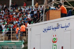 أمام تزايد متاعب المعلقين الرياضيين في الملاعب مع تزايد المخاطر والتهديدات من طرف الأنصار، لم يجد هذا المعلق إلا عربة التلفزة الوطنية للفرار بجلده من الضرب!!