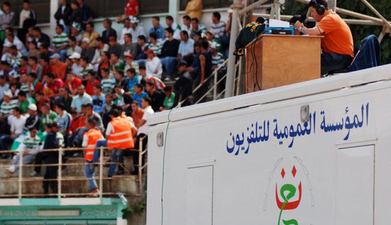 أمام تزايد متاعب المعلقين الرياضيين في الملاعب مع تزايد المخاطر والتهديدات من طرف الأنصار، لم يجد هذا المعلق إلا عربة التلفزة الوطنية للفرار بجلده من الضرب!!