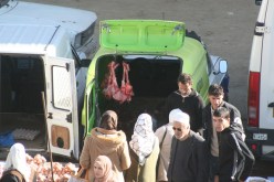 عشية انظام الجزائر للمنظمة العالمية للتجارة لا تزال الأسواق الجزائرية خارج مجال التغطية مقارنة بالمقاييس المعتمدة دوليا وفي الصورة أمعاء خروف وبيض تباع وفق أحسن المعايير العالمية لنقل الأمراض القاتلة !! أين وزارة التجارة والصحة؟