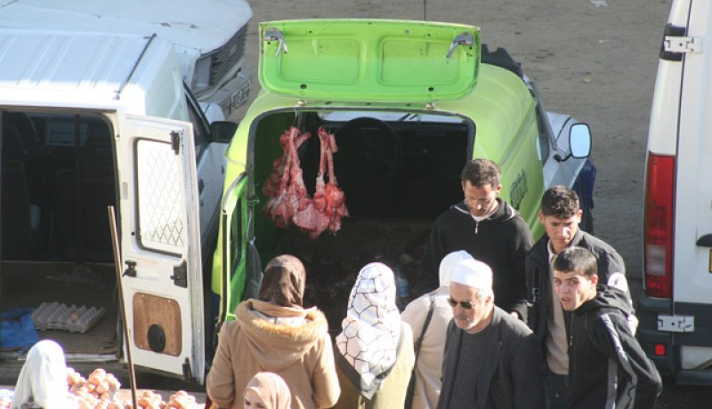 عشية انظام الجزائر للمنظمة العالمية للتجارة لا تزال الأسواق الجزائرية خارج مجال التغطية مقارنة بالمقاييس المعتمدة دوليا وفي الصورة أمعاء خروف وبيض تباع وفق أحسن المعايير العالمية لنقل الأمراض القاتلة !! أين وزارة التجارة والصحة؟