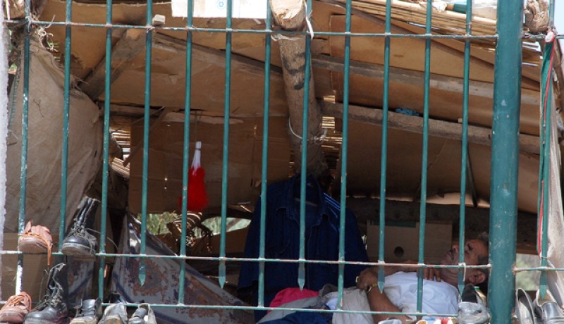 لم تعد القضبان الحديدية زينة شرفاتنا فحسب، فحتى الاسكافي فضّل تسييج محله ليكون آمنا ويهنأ بقيلولة آمنة… أحلام سعيدة!