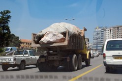 يبدو أن الكثير من رجال الأعمال، وبعد تراجع الاستثمارات الصناعية، أصبحوا يفكرون في البحث عن تجارة جديد.. بيع الصخر والحجارة الضخمة لكل من يرغب في بناء “الفيلا” و”الحانوت”!!