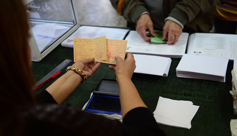 مواطنون أشّروا بطاقات انتخابهم من دون دخول مراكز الاقتراع