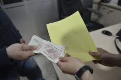 شرطي يتسلم 5 ملايين رشوة من فتاة استنجدت به على الرقم 17