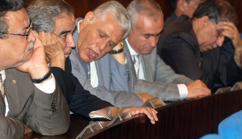 يبدو أن الصيام يجعل وزراءنا في حال يرثى لها.. وهذه الصورة للوزراء وهم صائمون. الله يحسن العون…