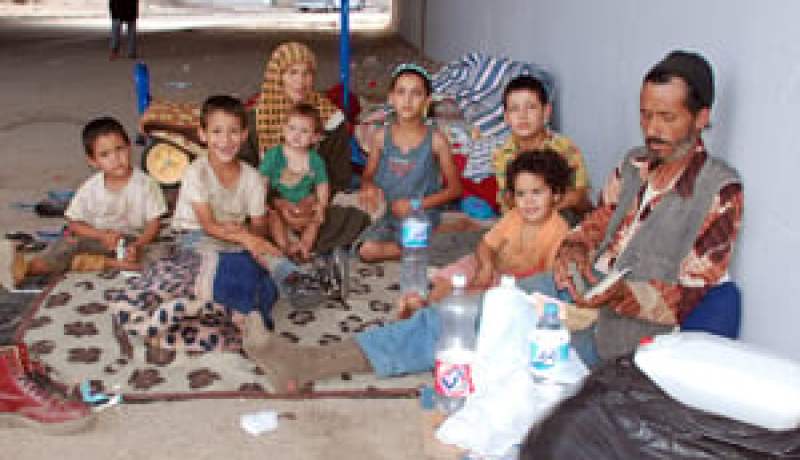 طردت من البيت القصديري منذ 5 سنوات…عائلة من 8 أفراد تبيت في العراء تنتظر التفاتة من وزارة التضامن