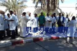 أطباء وعمال المؤسسة الاستشفائية يحتجون عقب الاعتداء على زميلهم بالوادي