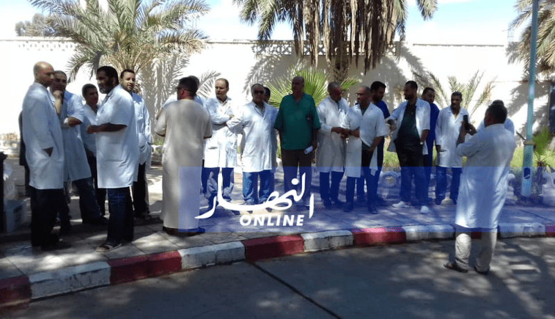 أطباء وعمال المؤسسة الاستشفائية يحتجون عقب الاعتداء على زميلهم بالوادي
