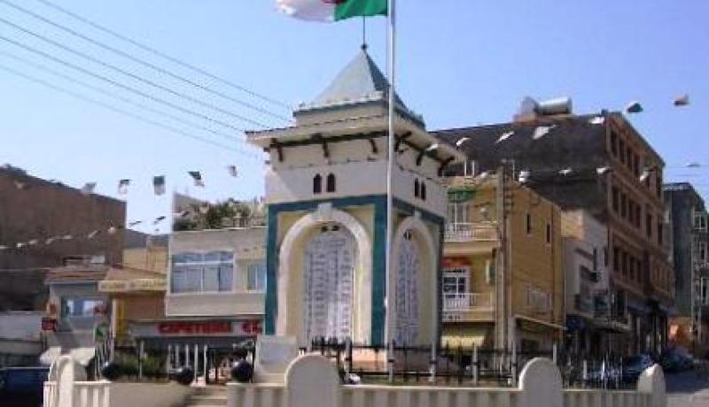 سكير يتبول على نصب تذكاري لأسماء الشهداء بوسط مغنية