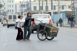 أطفال في سن الزهور قذفت بهم الحياة الى الشارع وبدلا أن يدفعوا عجلة المستقبل، يدفعون عربة من أجل تحصيل لقمة العيش؟