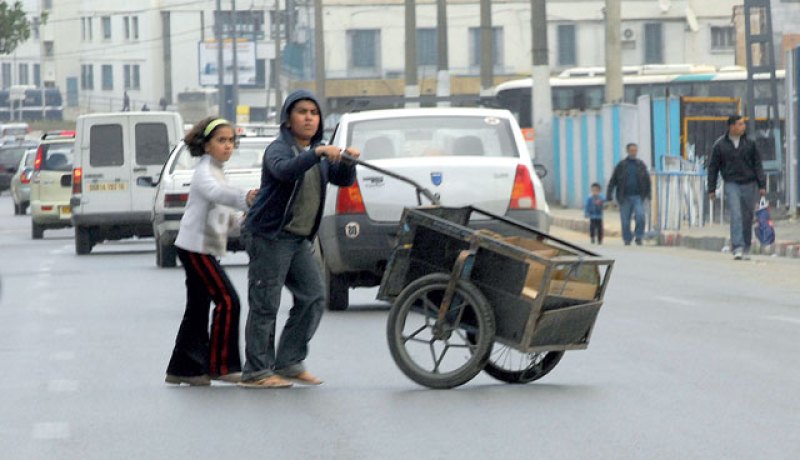 أطفال في سن الزهور قذفت بهم الحياة الى الشارع وبدلا أن يدفعوا عجلة المستقبل، يدفعون عربة من أجل تحصيل لقمة العيش؟