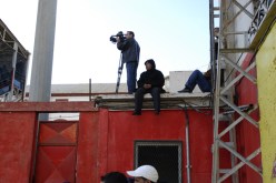 هؤلاء ليسو هواة، وإنما فريق التلفزيون الجزائري الذي قام بتغطية مباراة بملعب الزيوي، فاذا كان هذا حال المصور فكيف هو حال الأنصار؟