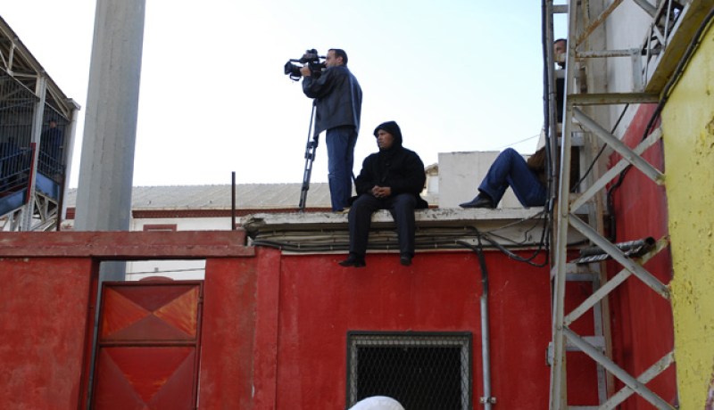هؤلاء ليسو هواة، وإنما فريق التلفزيون الجزائري الذي قام بتغطية مباراة بملعب الزيوي، فاذا كان هذا حال المصور فكيف هو حال الأنصار؟